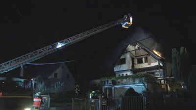 Kirchberg: Feuerwehr rettet Frau aus brennendem Haus - 