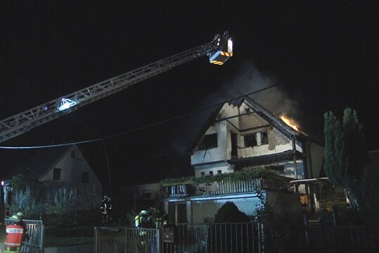 Kirchberg: Feuerwehr rettet Frau aus brennendem Haus - 
