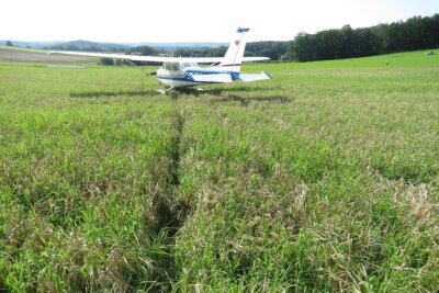 Kirchberg: Flugzeug muss auf Feld notlanden - Die Cessna landete auf einem Feld not.