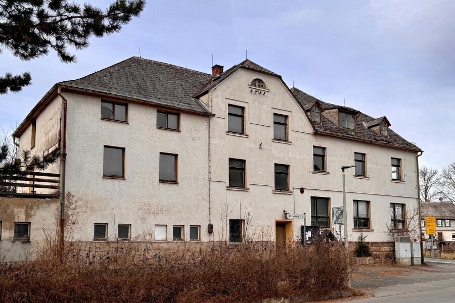 Kirchberg greift durch: Stadtrat beschließt Abriss des Gasthofes Stangengrün - Der ehemaliger Gasthof Stangengrün. Die Eigentümer haben das sogenannte Weiße Haus verfallen lassen, weshalb die Stadt den Abriss durchgesetzt hat.