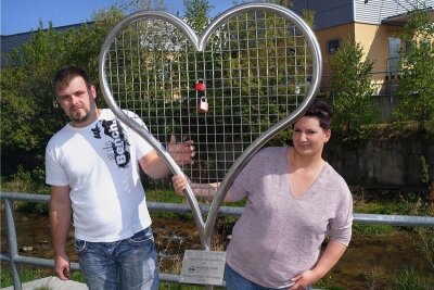 Kirchberg hat ein Herz für Verliebte - Doreen und Kevin Hentschel waren die ersten Verliebten, die ihr Liebesschloss am Herz an der Kirchberger Sonnenbrücke angebracht haben.
