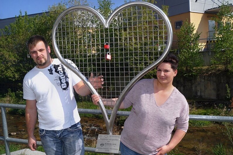 Kirchberg hat ein Herz für Verliebte - Doreen und Kevin Hentschel waren die ersten Verliebten, die ihr Liebesschloss am Herz an der Kirchberger Sonnenbrücke angebracht haben.