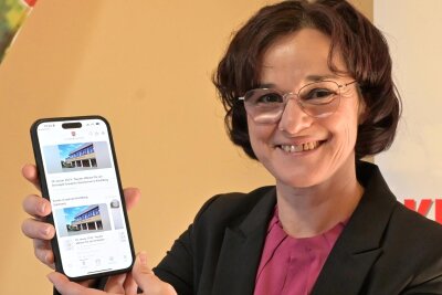 Kirchberg hat jetzt eine App: Was das neue Angebot kann - und was nicht - Kirchberg hat jetzt eine Stadt-App, die Bürgermeisterin Dorothee Obst auf dem Handy präsentiert