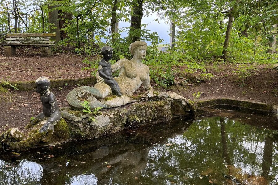 Kirchberg: Warum ein Verein den Saupersdorfer Parks retten soll - Die Figurengruppe am sogenannten Nixenteich ist nicht mehr komplett. Früher hatte die Nixe auch rechts von sich zwei Jünglinge sitzen. Das Wasserbassin gehört zum Saupersdorfer Park.