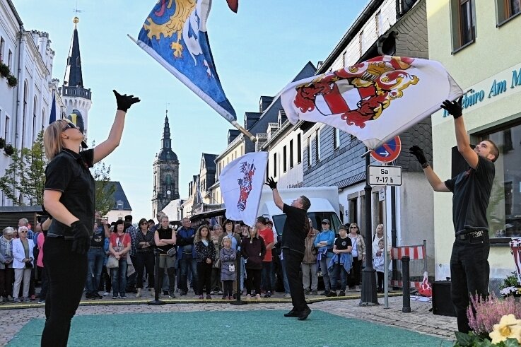 Kirchberger feiern Altstadtfest - Zum Altstadtfest erwartet Besucher ein buntes Programm. Im vorigen Jahr haben viele Zuschauer den Schönburger Fahnenschwingern zugeschaut, die ihre Kunst vorgeführt haben. 