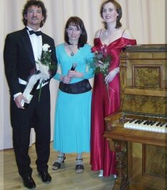 Kirchberger Publikum bejubelt seinen Tenor - 
              <p class="artikelinhalt">Tenor Frank Unger, Sopranistin Heike Weiß (rechts) und Moderatorin Anja Roocke. </p>
            