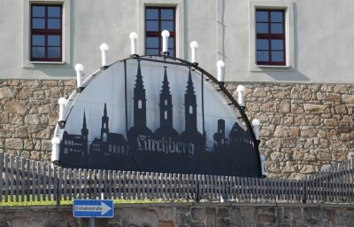 Kirchberger Schwibbogen entstand im VEB Fahrzeugheizungen - Wer kennt die Geschichte dieses Schwibbogens, der am Meisterhaus in Kirchberg steht? 