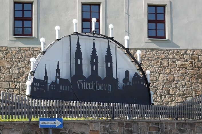 Wer kennt die Geschichte dieses Schwibbogens, der am Meisterhaus in Kirchberg steht? 