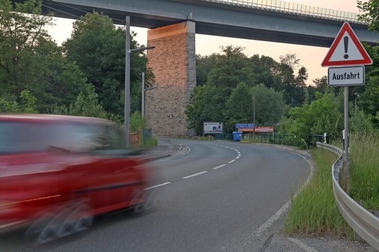 Kirchberger Straße wartet auf den Ausbau - Ab der Autobahnbrücke in Wilkau-Haßlau soll die S 277 bis nach Kirchberg ausgebaut werden. 