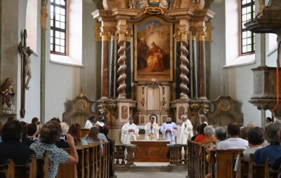 Kirche erstrahlt in neuem Glanz - Kürzlich wurde in St. Anna mit Bischof Monsignore Tomáš Holub aus Pilsen (Mitte) die Heilige Messe gefeiert.