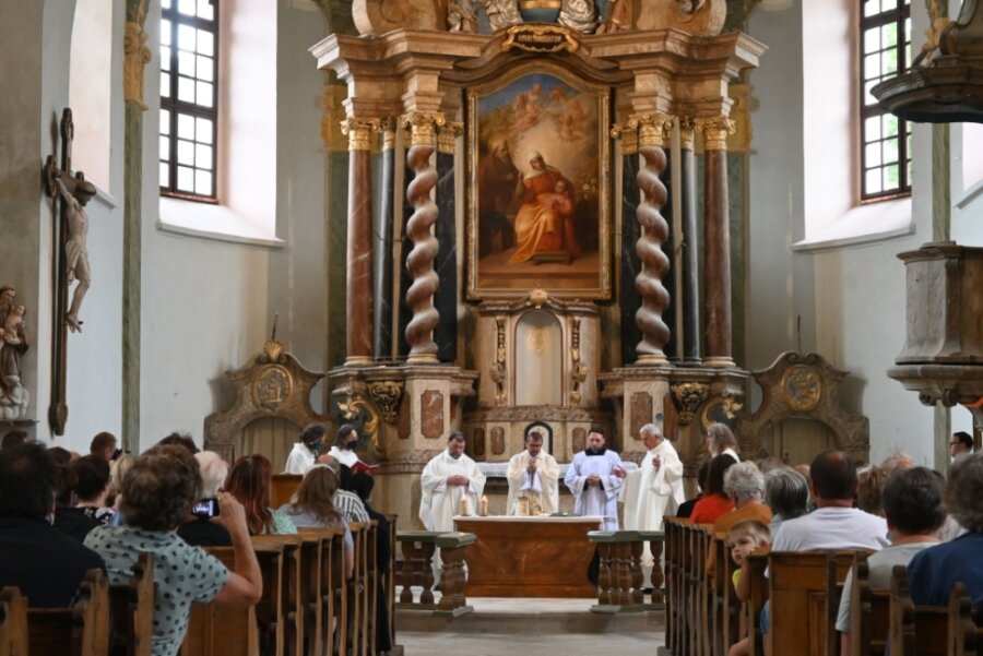 Kirche erstrahlt in neuem Glanz - Kürzlich wurde in St. Anna mit Bischof Monsignore Tomáš Holub aus Pilsen (Mitte) die Heilige Messe gefeiert.