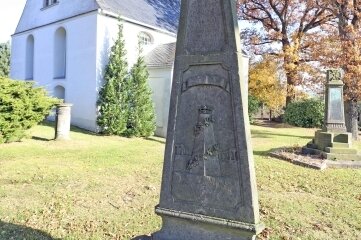 Kirche feiert ihre Orgel - Der Gedenkstein für Christian Klemm auf dem Friedhof.