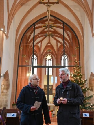 Superintendent Frank Manneschmidt (rechts) und der Leiter des Evangelischen Forums, Stephan Tischendorf, in der Jakobikirche. 