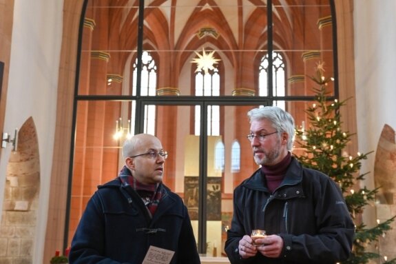Superintendent Frank Manneschmidt (rechts) und der Leiter des Evangelischen Forums, Stephan Tischendorf, in der Jakobikirche. 