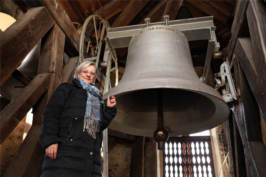 Kirche in Gelenau braucht neue Glocken - Kantorin Annegret Hocher in der Glockenstube im Gelenauer Kirchturm.