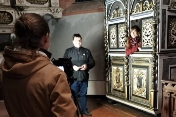 Sophie Kretzschmar moderiert aus einem evangelischen Beichtstuhl heraus, der in der Tragnitzer Kirche steht. Hinter der Kamera links steht Elias Bixl, Regie führt Michal Kreskowsky.