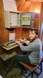 Kirche will Mahnung hörbar machen - Programmierung: Kantor Martin Seidel am Spielcomputer des Glockenspiels. Jeder Tastendruck schlägt eine Glocke an, die Reihenfolge wird gespeichert.