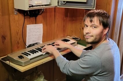Kirche will Mahnung hörbar machen - Programmierung: Kantor Martin Seidel am Spielcomputer des Glockenspiels. Jeder Tastendruck schlägt eine Glocke an, die Reihenfolge wird gespeichert.