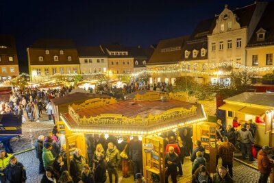 Kirchen kritisieren immer frühere Weihnachtsmärkte in Sachsen - Zum Pfefferkuchen- und Weihnachtsmarkt, der traditionell am ersten Wochenende im November öffnet, strömen jedes Jahr Tausende Besucher in die ostsächsische Kleinstadt Pulsnitz.