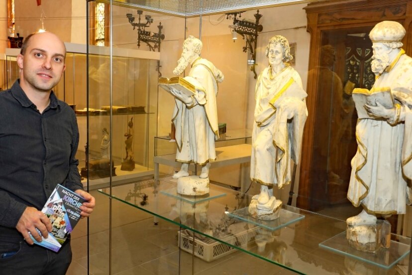 Kantor Maximilian Beutner sah sich schon einmal die Ausstellung in der Laurentiuskirche an, in der unter anderem diese drei Kirchenapostel gezeigt werden.