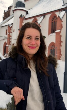 Pfarrerin Nina-Maria Mixtacki vor der Stadtkirche in Mittweida. Auch in ihren Gottesdiensten gelten wie bereits im vorigen Winter die Regeln zur Coronavorsorge.