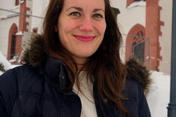 Pfarrerin Nina-Maria Mixtacki vor der Stadtkirche in Mittweida. Auch in ihren Gottesdiensten gelten wie bereits im vorigen Winter die Regeln zur Coronavorsorge.