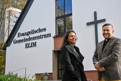 Kirchenasyl in Chemnitz: Ein Gottesdienst mit der AfD - Eine Geflüchtete und ihr Retter: Nayab Pervaiz aus Pakistan mit Pastor Markus Geyer von dem Elim-Gemeinde.