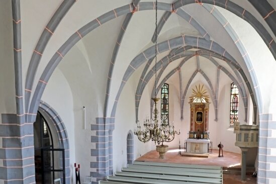 Nach zwei Jahren Bauzeit konnten die Sanierungen des Innenraumes der Langhennersdorfer Kirche nun so gut wie abgeschlossen werden.