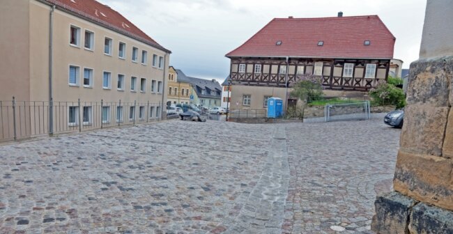 Der Kirchplatz ist mit buntem Granitsteinpflaster versehen worden. Unter den Steinen links vorn befinden sich die Gewölbekeller. 