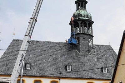 Kirchturm im Erzgebirge bekommt Wetterhahn zurück - Handwerker sind am Dienstag am Neudorfer Kirchturm im Einsatz gewesen.
