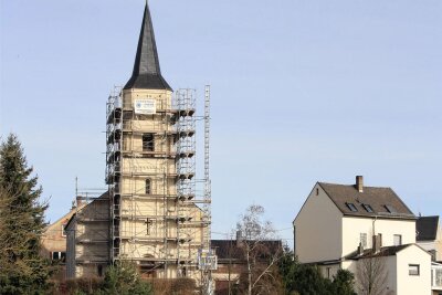 Kirchturm in Gablenz eingerüstet - Der Turm der Kirche in Gablenz soll unter anderem neu verputzt werden.