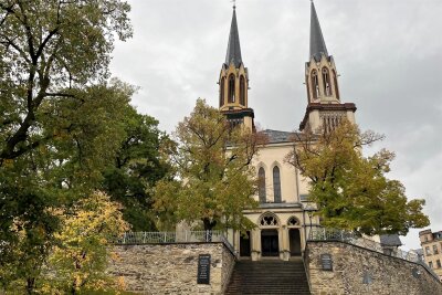 Kirchturmabriss: Oelsnitzer OB Horn kritisiert Idee - Dieses Bild soll nach Willen vieler Oelsnitzer weiter die Stadt dominieren: Die Doppeltürme von St. Jakobi.
