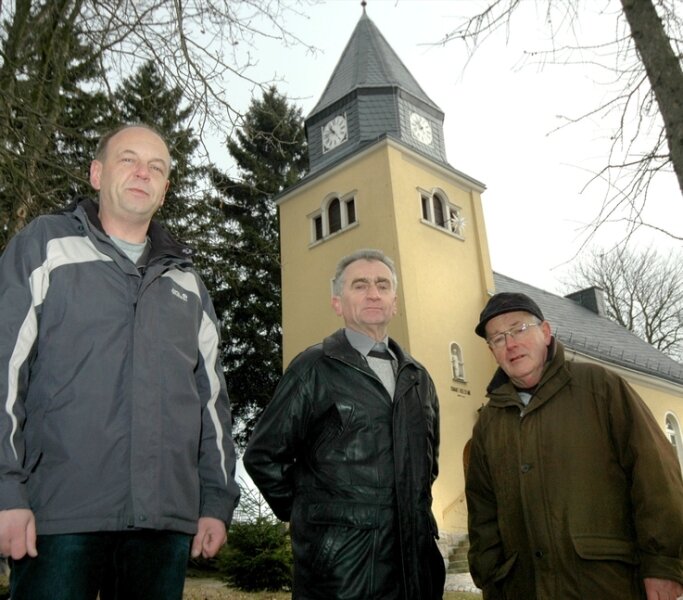 Kirchturmuhr schlägt wieder - 
              <p class="artikelinhalt">Andreas Müller, Michael Gerisch und Karl Renger (von links) haben die Kirchturmuhr der Rützengrüner Kirche wieder in Gang gesetzt. </p>
            