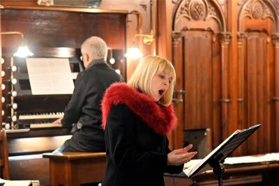 Kirchweih-Konzert mit Julia Domke - Sopranistin Julia Domke und Christian Wegler bei einer Orgel-Matinee 2018 in der Stadtkirche Mylau.