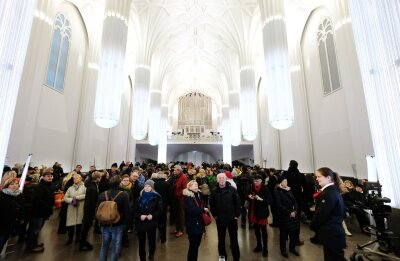 Kirchweihe - doppelt hält besser - Besucherandrang in der Universitätskirche St. Pauli in Leipzig. Den ganzen Samstag über standen Menschen am Einlass Schlange.
