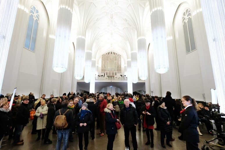 Kirchweihe - doppelt hält besser - Besucherandrang in der Universitätskirche St. Pauli in Leipzig. Den ganzen Samstag über standen Menschen am Einlass Schlange.