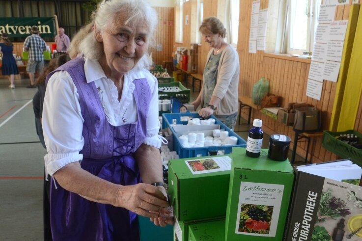 Kirmes in Grünbach: "Vier Tage hält man das schon mal aus" - Beim Kräutertag am Sonntag gehörte die 86-jährige Sieglinde Leibner mit ihrem Aroniasaft zu den Anbietern. 