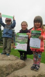Kita holt Preisgeld für Naturgarten - Stolz zeigen Leon Schneider, Erzieherin Celine Böhme und Elena Wiedemann die Urkunde, die es für die Kindereinrichtung zusammen mit dem Preisgeld gab. 