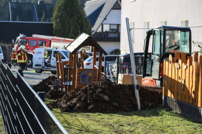 Kita in Bad Schlema nach Gasleck evakuiert: So ist die Lage jetzt - Bei Bauarbeiten nahe der Einrichtung hatte ein Baggerfahrer die Gasleitung beschädigt.