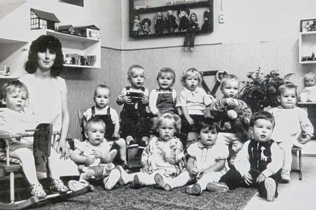 Kita-Jubiläum in Zwickau: Welche Vornamen speichern sich Erzieherinnen über Jahrzehnte im Kopf ab? - Petra Wittig mit einer Kita-Gruppe. Das Foto entstand 1989. 