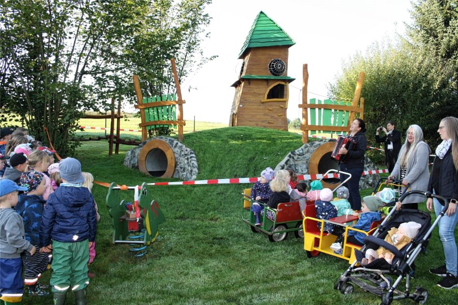 Kita-Kinder in Königswalde freuen sich über neuen Spielplatz - In der „Villa Kunterbunt“ gibt es seit Dienstag einen brandneuen Spielplatz.