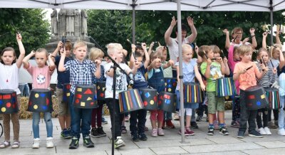 Kita-Kinder und Tanzgarden sorgen für Stimmung beim Stadtfest in Adorf - 