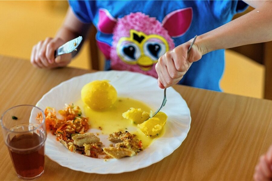 Kita-Küche in Reinsdorf wird erweitert - Ein Kind isst in einer Kita zu Mittag. 