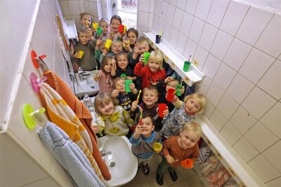 Kita „Sonnenblume“ Hohenstein-Ernstthal: Anbau statt Ersatzneubau - Raum ist in der kleinsten Hütte ... Doch ideal sind die Platzverhältnisse im Waschraum des ökumenischen Kindergartens „Sonnenblume“ keineswegs. An den drei Waschbecken wird es für die Kinder schnell ziemlich eng.