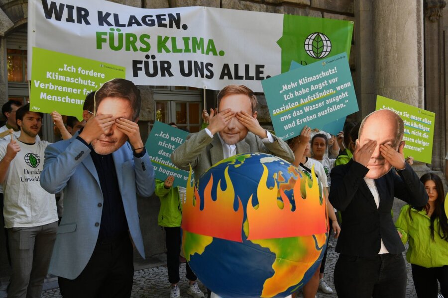 Klage: Ampel muss Klimaschutzprogramm nachschärfen - Vor dem Oberverwaltungsgericht Berlin-Brandenburg protestierten Aktivisten der Deutschen Umwelthilfe.