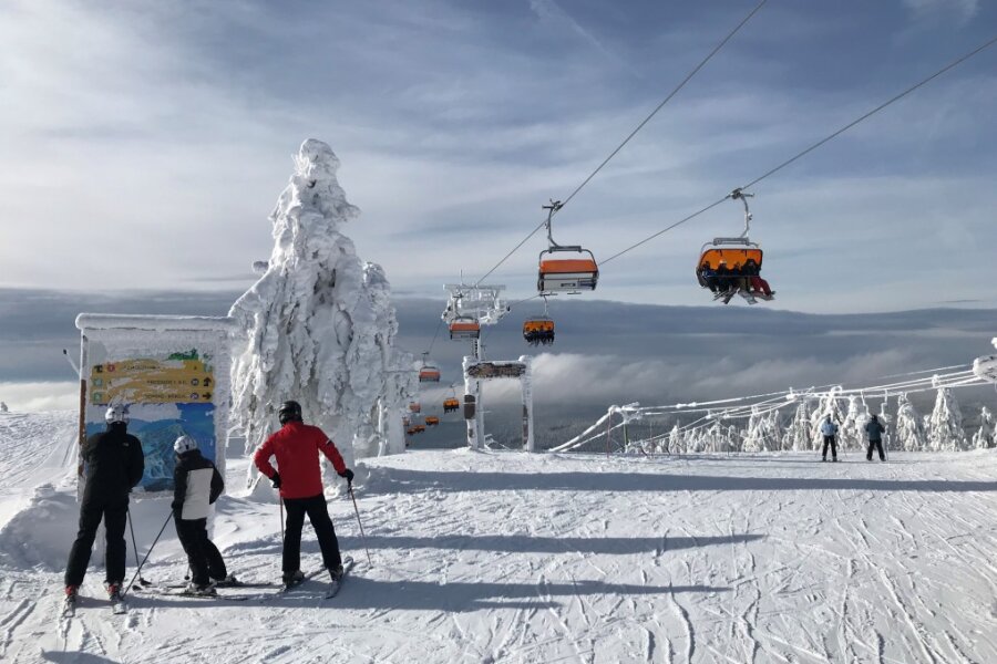 Klage gegen Erweiterung des Skigebiets Keilberg - Skifahrer an einem Pistenplan an der Südseite des Keilberg-Gipfels. Nach rechts zweigt hier die Strecke 24 ab - die Verbindung zum Skigebiet Neklid. Tschechiens Generalstaatsanwaltschaft spricht von einem falsch deklarierten Bau ohne Genehmigung. 