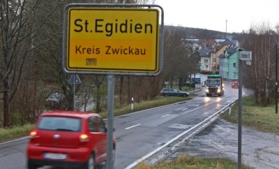 Klage soll Landkreis halbe Million Euro sichern - Die Lichtensteiner Straße in St. Egidien hat seit 2006 zweimal die Baulastträgerschaft gewechselt. Um einen Kostenausgleich für die unterlassene Instandsetzung wird nun vor Gericht gestritten. 