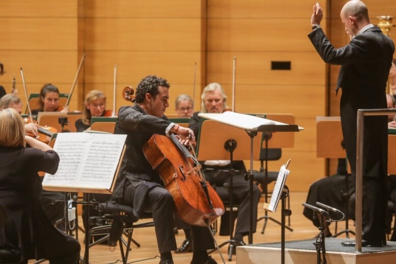 Solist Adolfo Gutiérrez Arenas am Violoncello mit der Robert-Schumann-Philharmonie unter der Leitung von Guillermo García Calvo im großen Saal der Stadthalle am Mittwochabend beim mit sehr viel Applaus bedachten 1. Sinfoniekonzert der neuen Saison. 