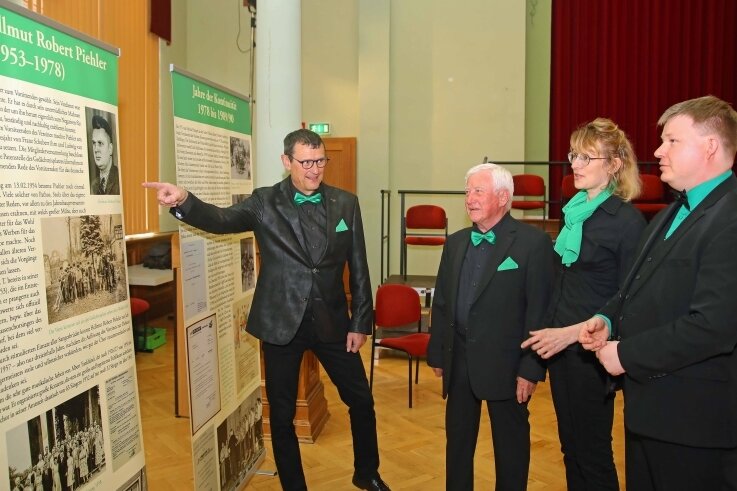 Stefan Hoffmann, Gottfried Wolf, Ines Liebernickel und Michael Pauser (von links) diskutieren über einen Teil der Ausstellung zur Geschichte des Gesangsvereins von Langenbernsdorf. 