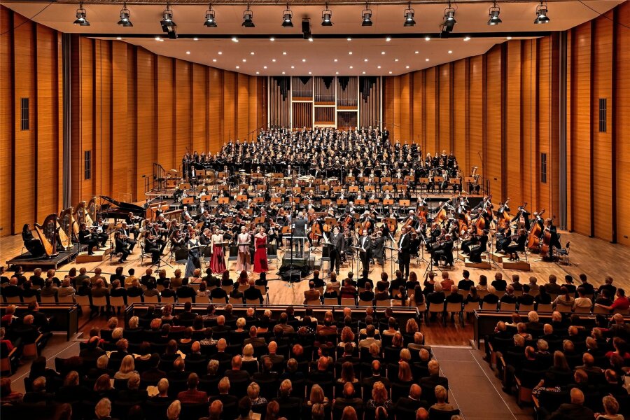 Klangwelle durchflutet die Stadthalle: So war die „Sinfonie der Tausend“ am Mittwochabend in Chemnitz - Dem ausverkauften Zuschauerraum stand in der Chemnitzer Stadthalle am Mittwoch und Donnerstag zur Aufführung der 8. Sinfonie von Gustav Mahler mit über 400 Mitwirkenden ein bis ins vordere Parkett erweiterter Orchesterbereich gegenüber.